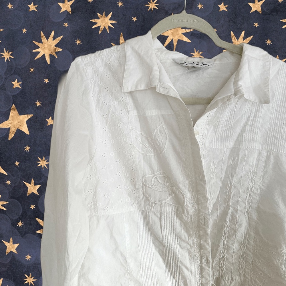 Embroidered white button up vintage blouse!